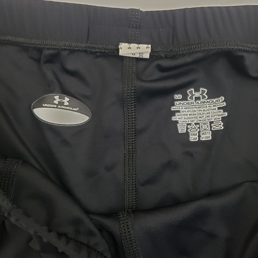 Under Armour Womens Solid Black Fitted Shorts Lrg - image 6